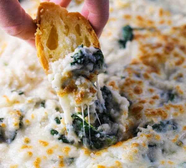 This Cheesy Cauliflower Spinach Dip is Low in Calories but loaded with flavor! | Tastefulventure.com