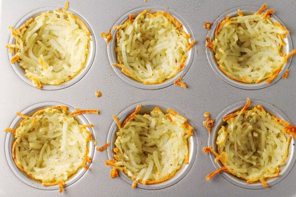 These Sausage Egg and Cheese Hash Brown Cups are so easy to make! Just layer everything in a muffin tin and bake, perfect for breakfast on the go! | Tastefulventure.com