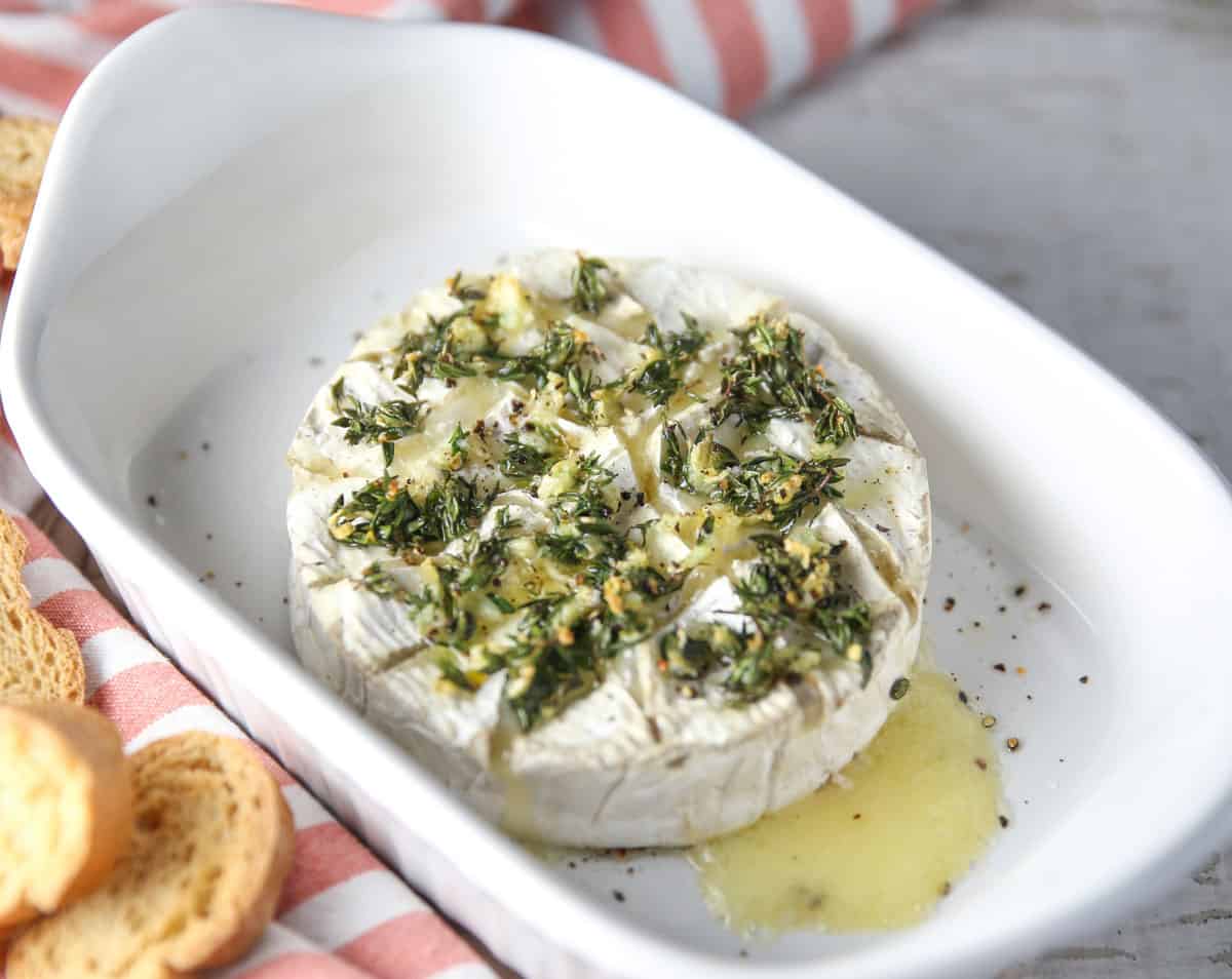 Baked Brie with Garlic and Thyme